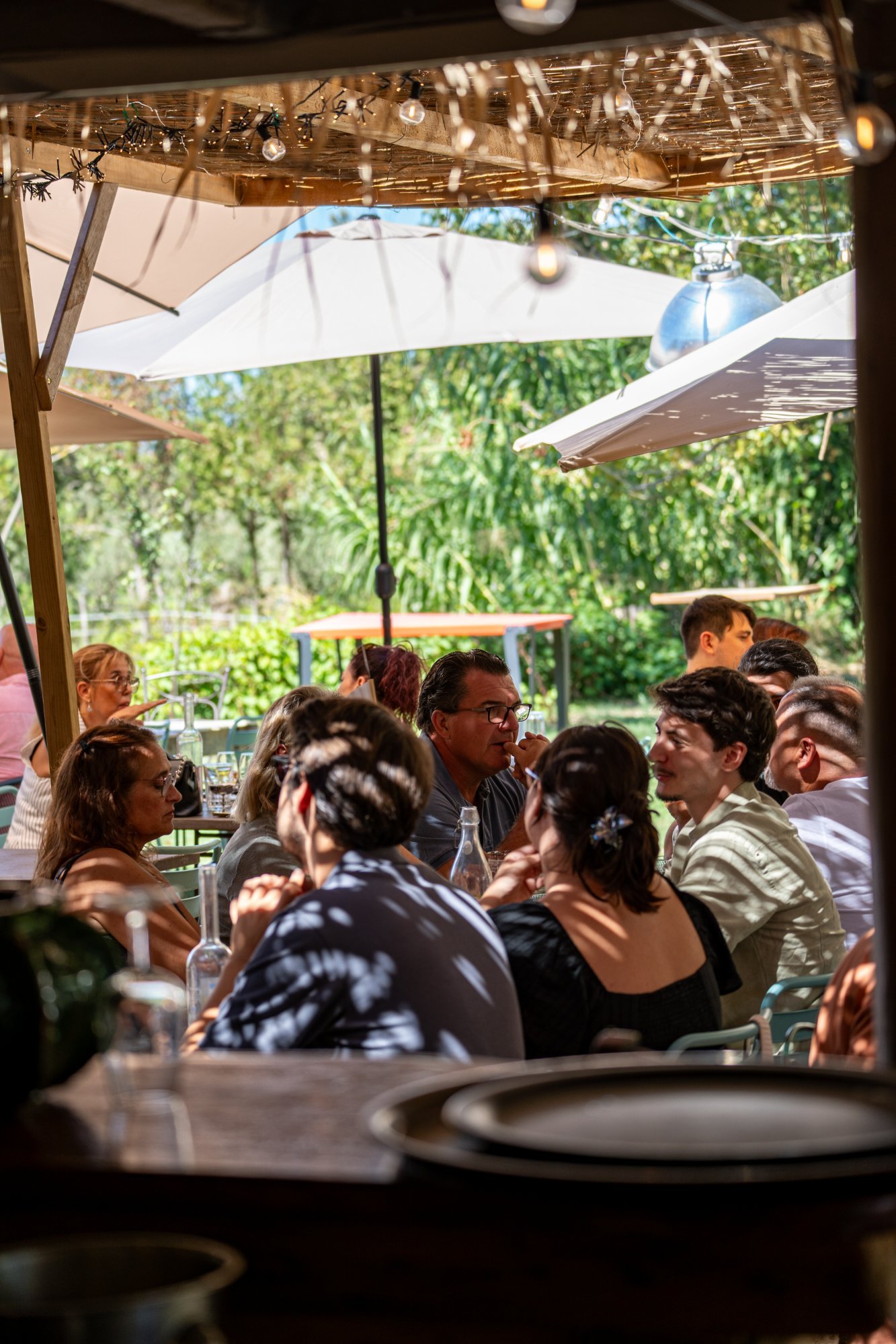 La terrasse animée de la Guinguette, en plein repas